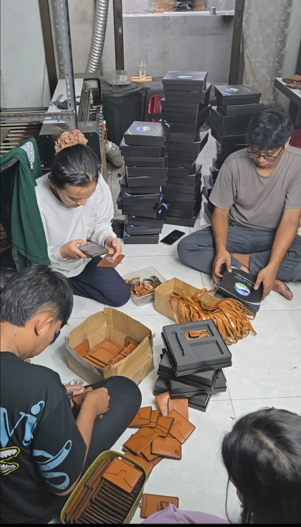 Proses pengerjaan souvenir kulit Luxe Souvenir